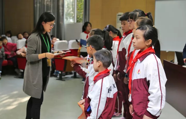 李良濟健康講座校園行活動暨李良濟中醫(yī)藥文化輔導教育基地授牌儀(圖3)